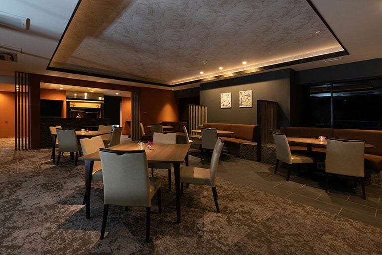 五感を刺激するオープンキッチンを有するレストラン。