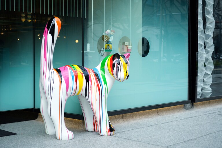 ゲストを外で出迎えてくれる猫はKARAのアイテム。