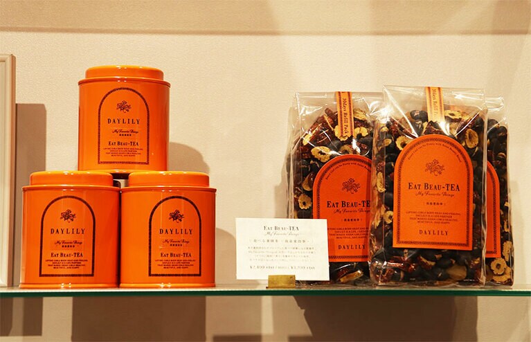 食べる薬膳茶「EAT BEAU-TEA」。缶入り 2,400円、リフィル 3,200円。