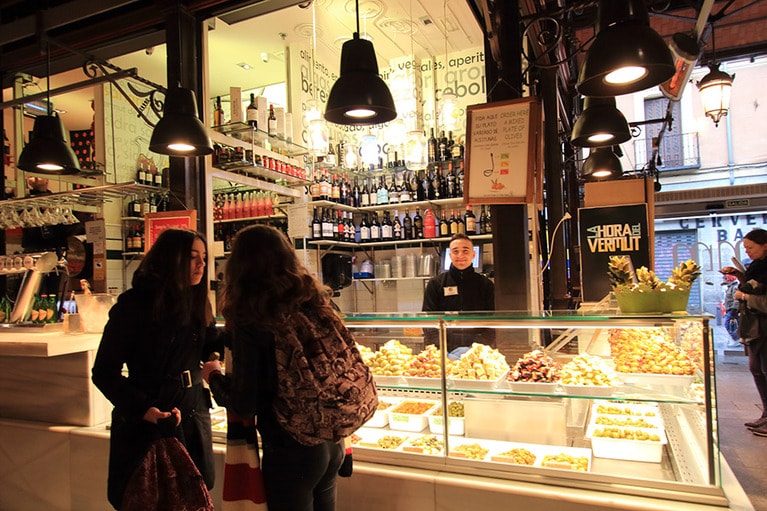 オリーブ専門店。様々な種類のオリーブ、そして、オリーブを使ったピンチョスが並ぶ。