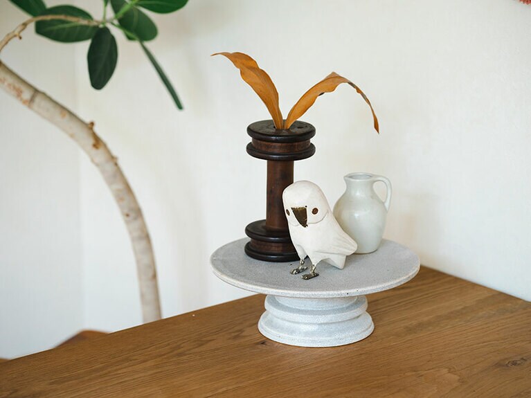 飾り台として使われているのは、「MISHIM POTTERY CREATION」のケーキスタンド。お皿の部分をはずせるところがお気に入り。