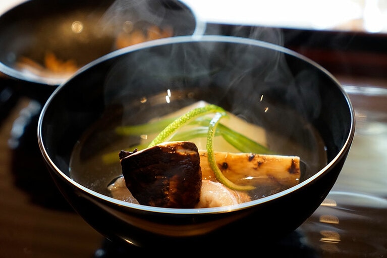 信州の松茸のすまし汁。お椀の蓋を開けた瞬間の香しさは至福！