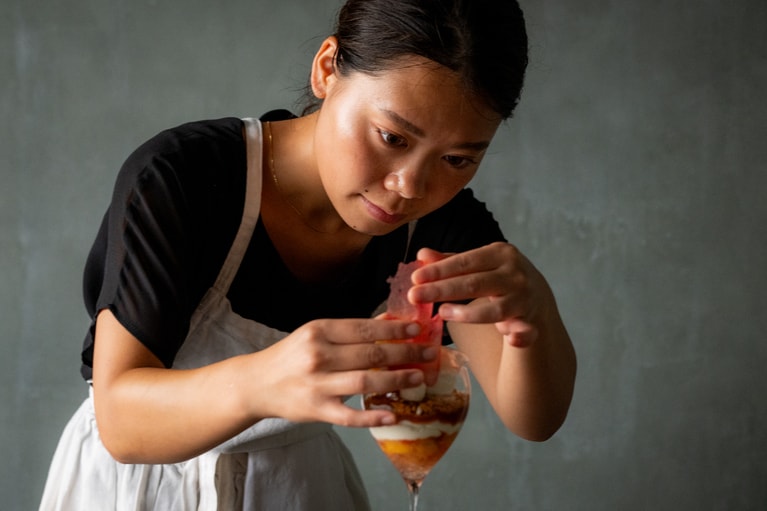 洋のパフェを作る池田さん。