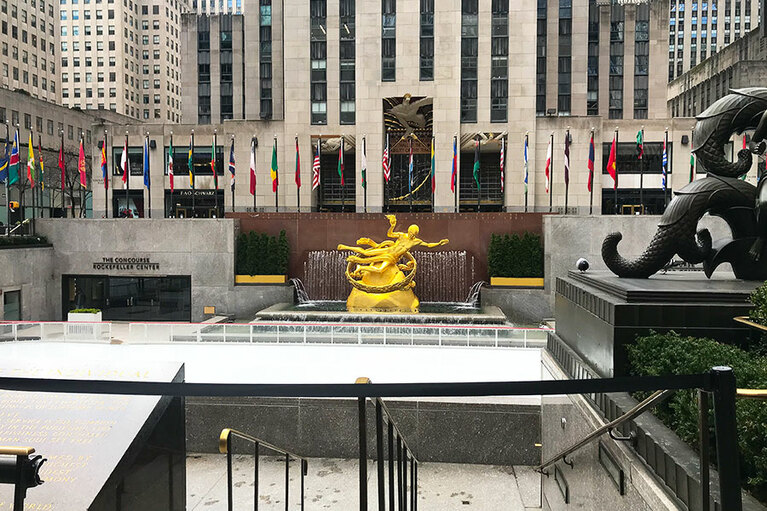 いつもは観光客でいっぱいのロックフェラーセンターにも人がいない。Photo : Eri Kurobe