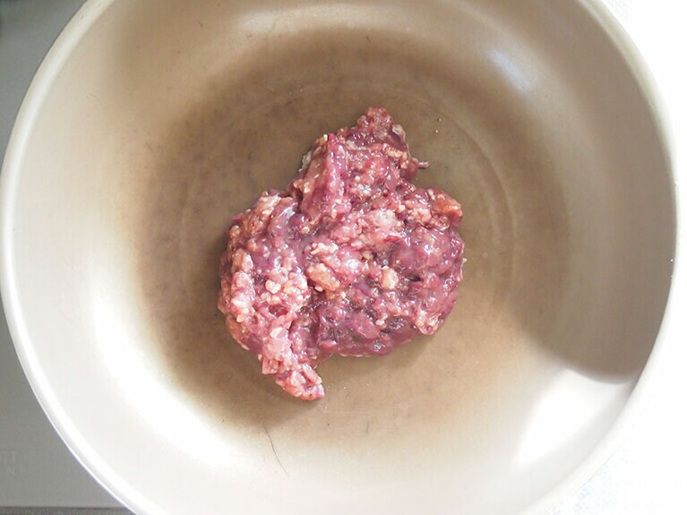 フライパンにごま油を入れて温め、（1）の下味をつけた肉を入れる。