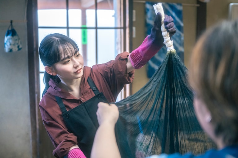 予想に反する、深いモスグリーンのような色味に一同驚き。