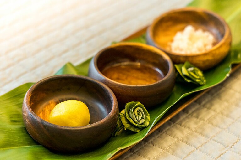 ハワイ伝統のヒーリングメソッドに、大地のパワーを蓄えた火山岩や草花なども取り入れたトリートメントを堪能できるスパ。