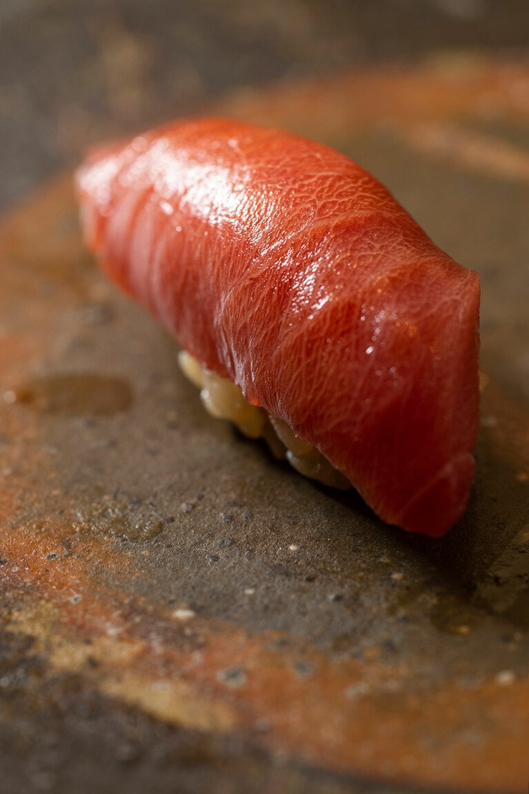 コースから、中トロのにぎり。まぐろがおいしいのはもちろん、しゃりも絶品。ササシグレとコシヒカリを独自ブレンドし、予約に合わせて1時間前に炊き上げすし飯に。