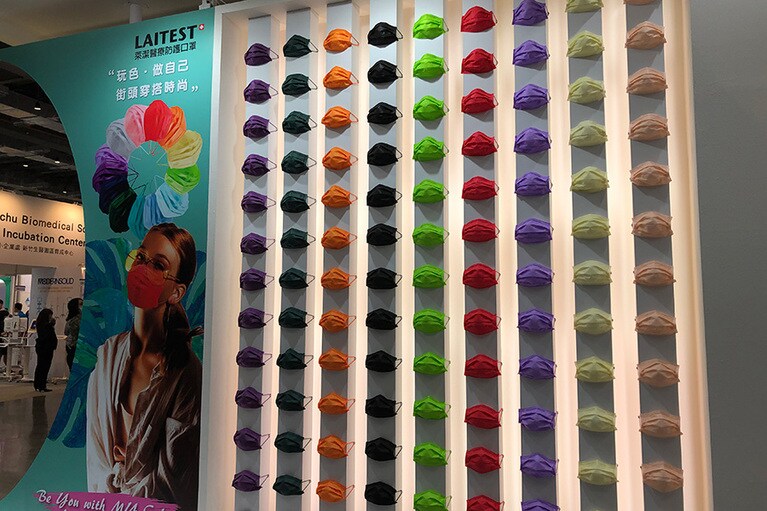 2020年10月の展示会「MEDICAL TAIWAN2020」での１コマ。こちらはビビッドカラーのシェアを伸ばしていたLAITEST(萊潔生醫科技) のブースのディスプレイ。圧巻！