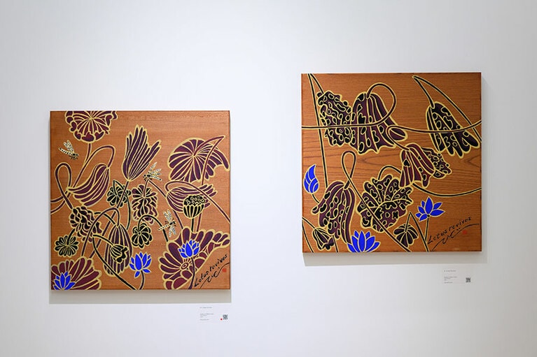 板に描かれた新作の「Lotus Revives」。50cm四方の小品ながら、確かな存在感を放っています。