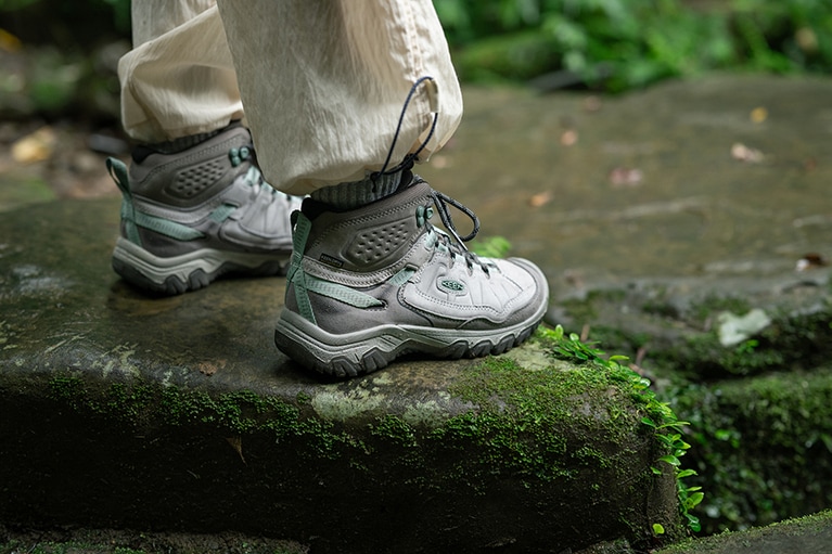 足を包み込むようにピッタリとフィットするシューズは、足首までしっかりサポートすることまで計算された機能美を感じるフォルム。