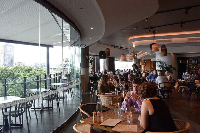 遊び心満載のデザインホテル、Wブリスベン内の人気ダイニング「スリー・ブルー・ダックス」。