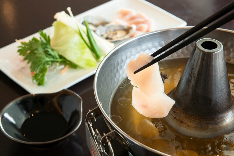 久米島赤鶏むね肉と旬の牡蠣を使った薬膳しゃぶしゃぶ。