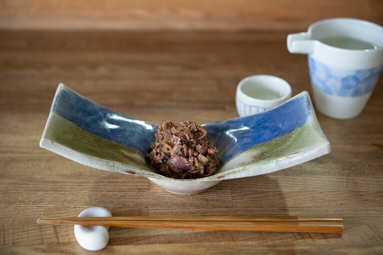 「ホタルイカとふきみそのなめろう」900円。店主作のこの器がまた飲みたい気持ちをそそるなぁ〜。