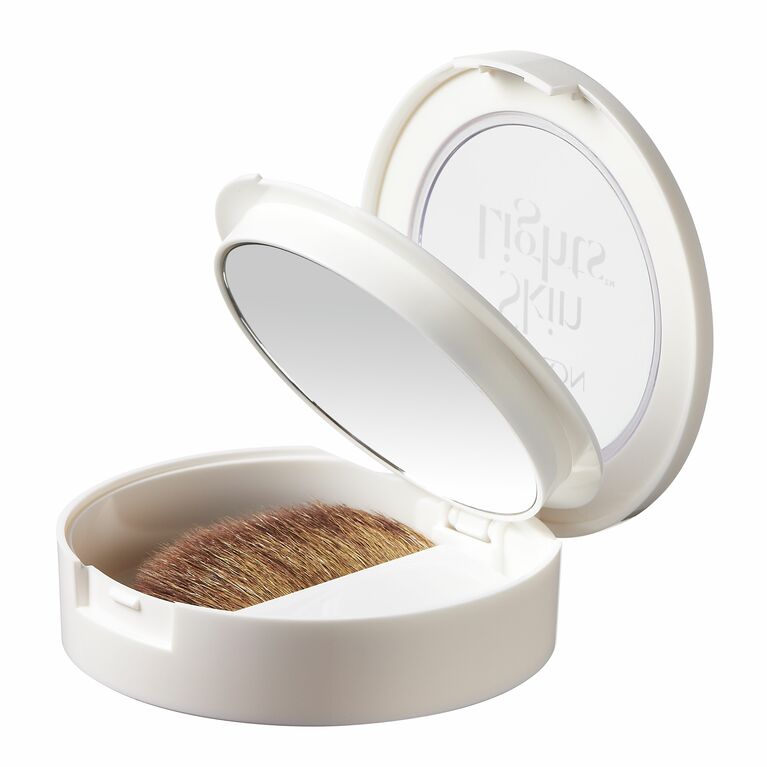 容器の下の段には平筆が。上段の裏側には、直径約60ミリ（ライター調べ）のミラーも搭載。