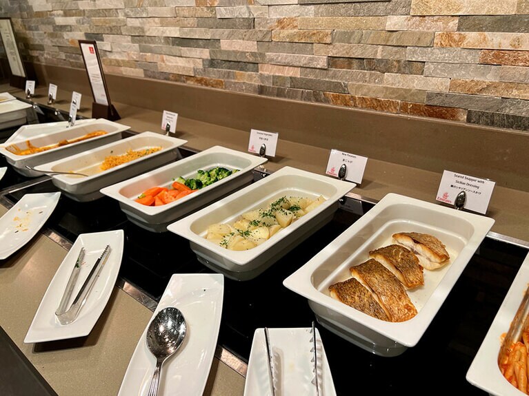 壁側には温かい料理。なくなるとすぐに奧から運ばれてくる。