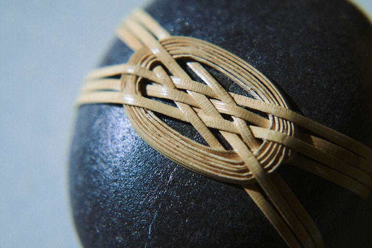 石の持つ個性が引き立つよう、17ある結び方から最適なものをチョイス。