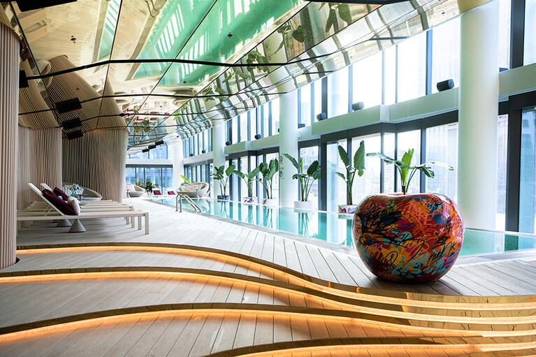 15階(=LEVEL14)にある〈WET〉のインドアプール。