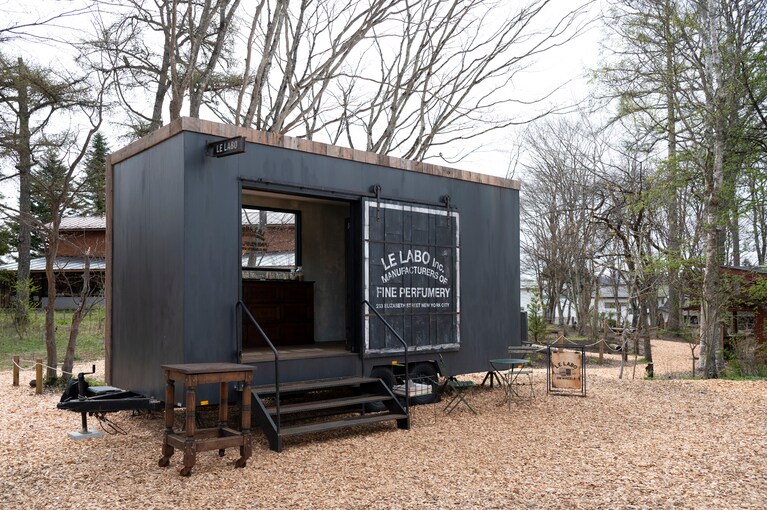 新緑に包まれながら香りと向き合う。移動する店舗ならではの「ル ラボ オン ウィールズ」を軽井沢で体験