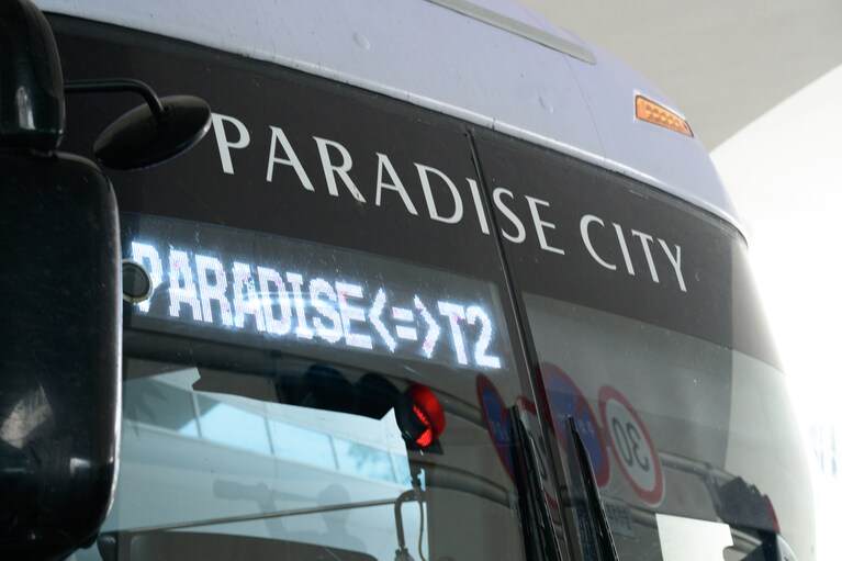 約30分おきに運行しているシャトルバス。ターミナル1からはおよそ3～5分、ターミナル2からでも20分ほどでホテルに到着！