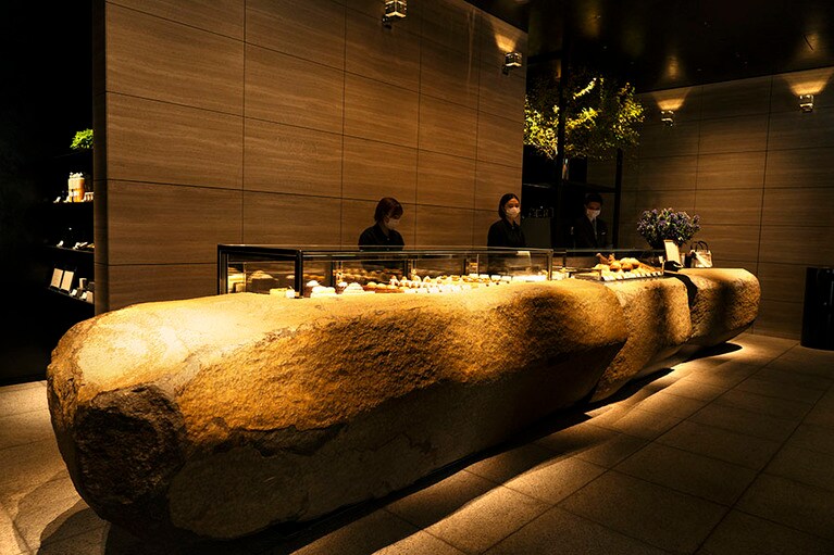 「ラ・パティスリー by アマン東京」天然石のフォルムを生かした伊達冠石のカウンター。