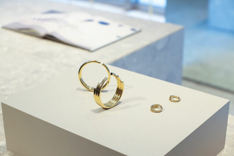 中央がブレスレット、右がリング。