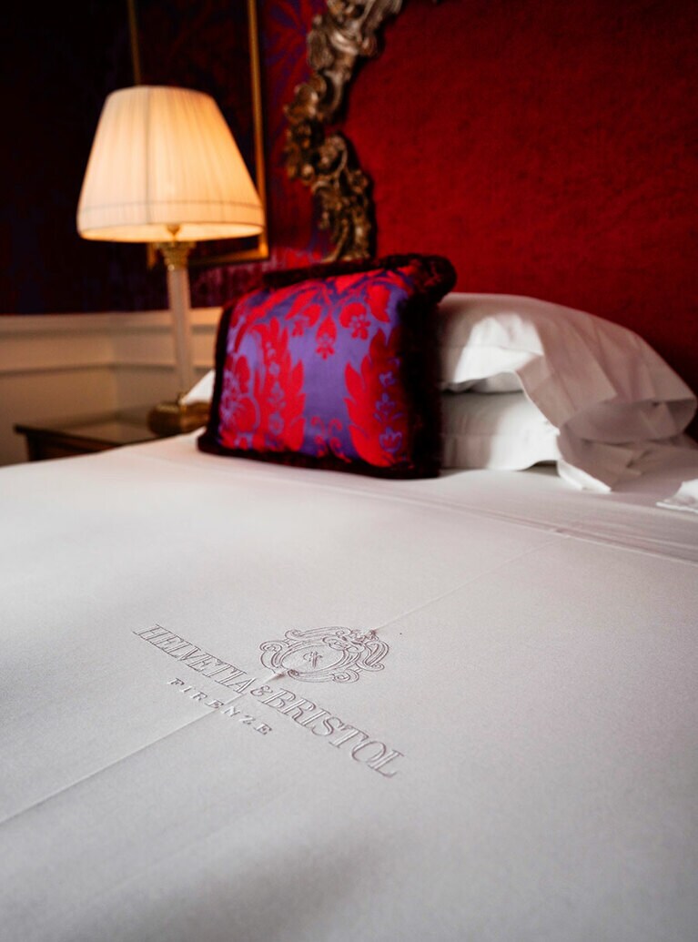 イニシャル入りのリネンやベッドはドレラン社の特製。