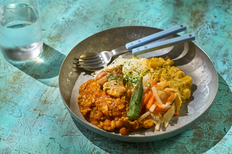 成城石井自家製 混ぜて食べる！スリランカ風チキンとジャガイモのあいがけカレー　755円。