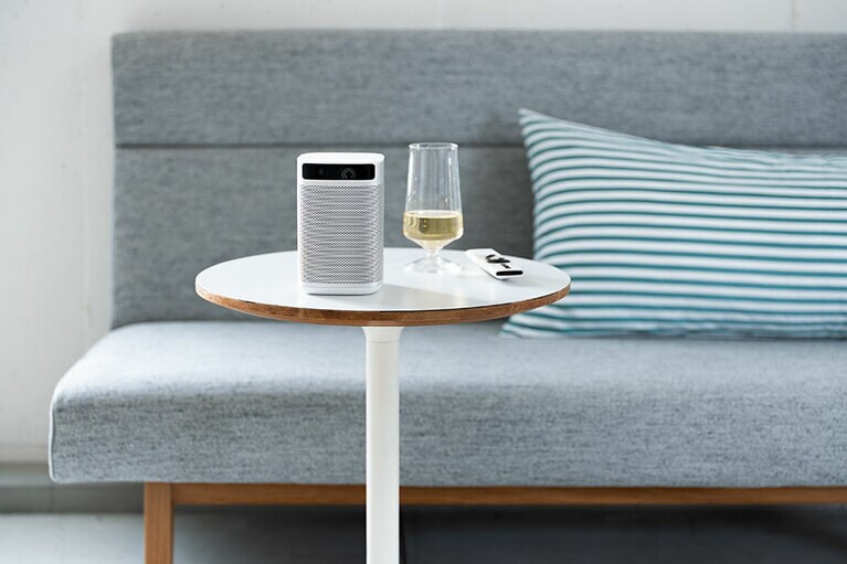 MoGo Proプロジェクター(W9.5×D10.5×H14.6) 68,000円＋税／リビング・モティーフ、ソファ195,000円＋税／ランドスケーププロダクツ(プレイマウンテン)