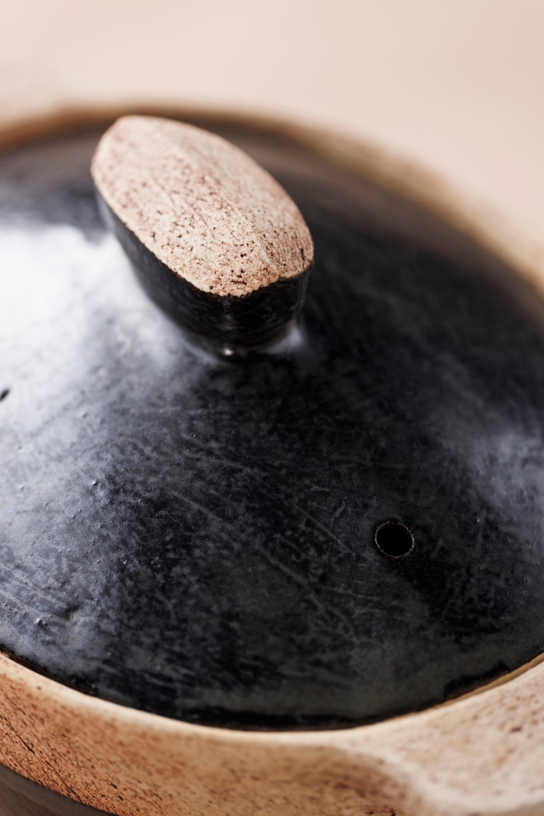 蓋のつまみも個性的なつくりで、野村さんの土鍋の特徴的な要素。