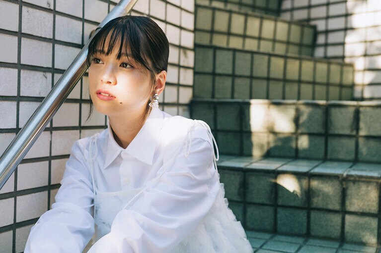 家で過ごすのがなにより好きだという中井友望さん／撮影 文藝春秋