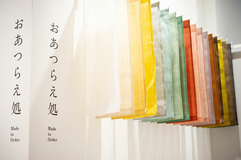 世界に一つだけのタペストリーやのれんをオーダーできる「おあつらえ処」。
