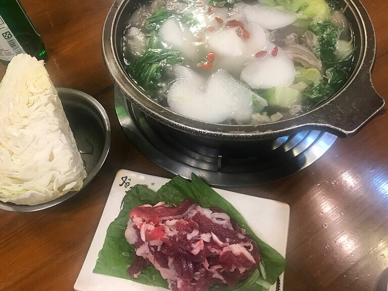 ラムとキャベツの鍋 900元。追加注文するラム肉は各300元。