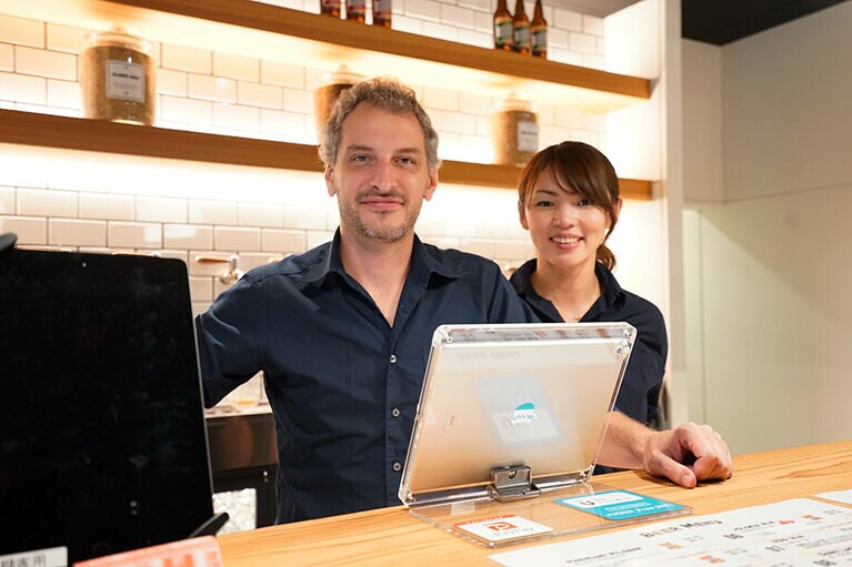 ボリスさんの奥さまが一緒にカウンターに立つこともある。