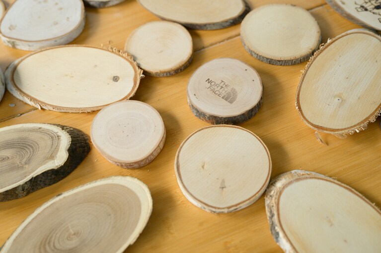 シナノキ、シラカンバ、エンジュなど北方系樹木の間伐材をコースターに。