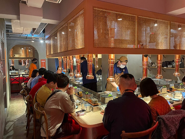 カウンターエリアは2カ所。開店と同時に満席になるほど人気なので、予約はお早めに。