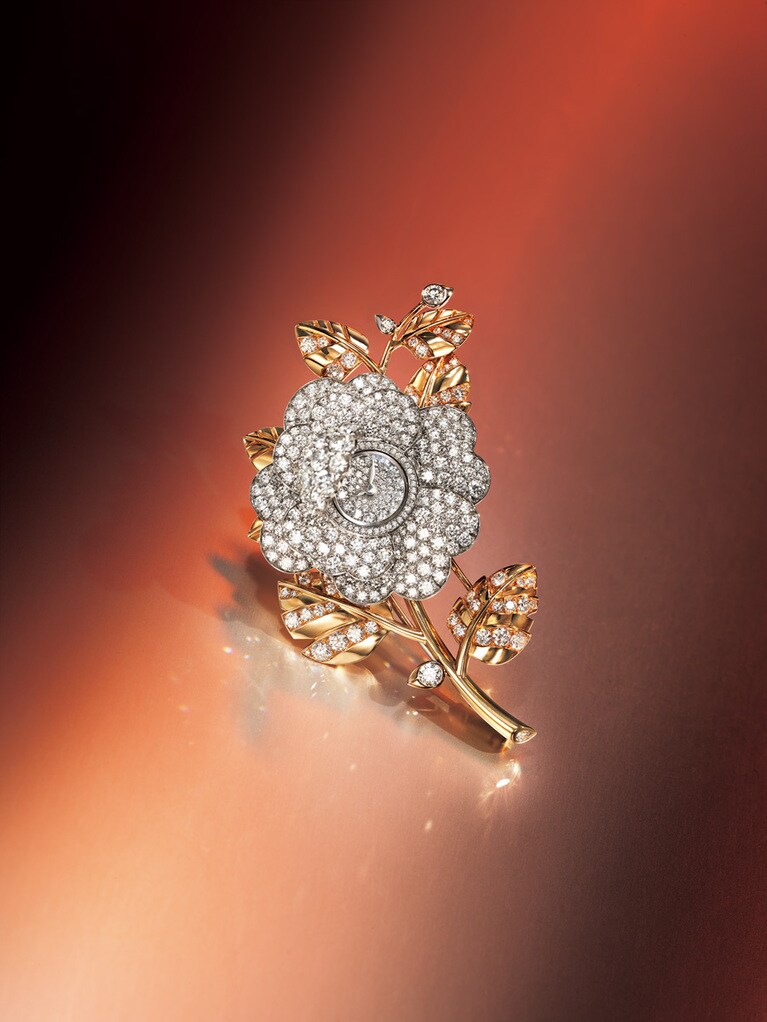 時計「コスモス シークレット ウォッチ」（WG×RG×DIA、付け替え可能なグログランストラップ付き、クォーツ、ケース径37㎜）33,396,000円／ヴァン クリーフ＆アーペル（ヴァン クリーフ＆アーペル ル デスク）