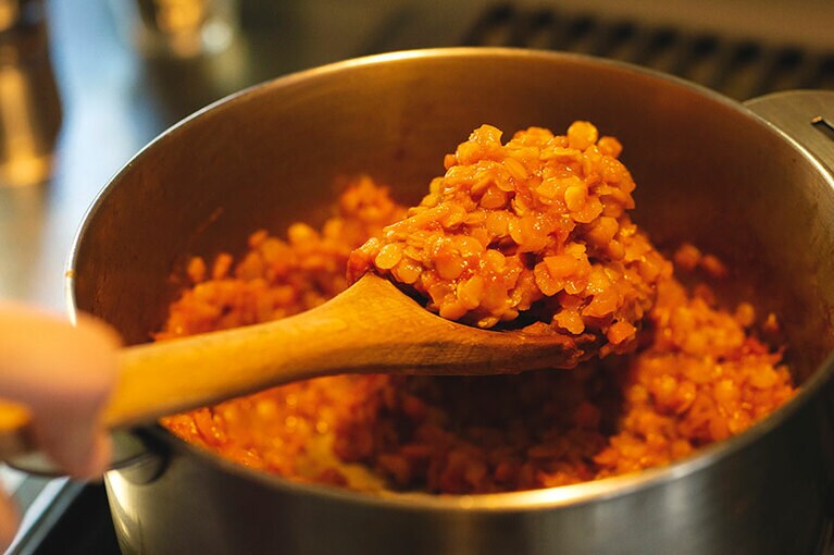 レンズ豆が柔らかくなるまで煮る。