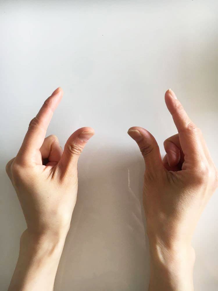 あごのマッサージ。親指と中指か、親指と人差し指。