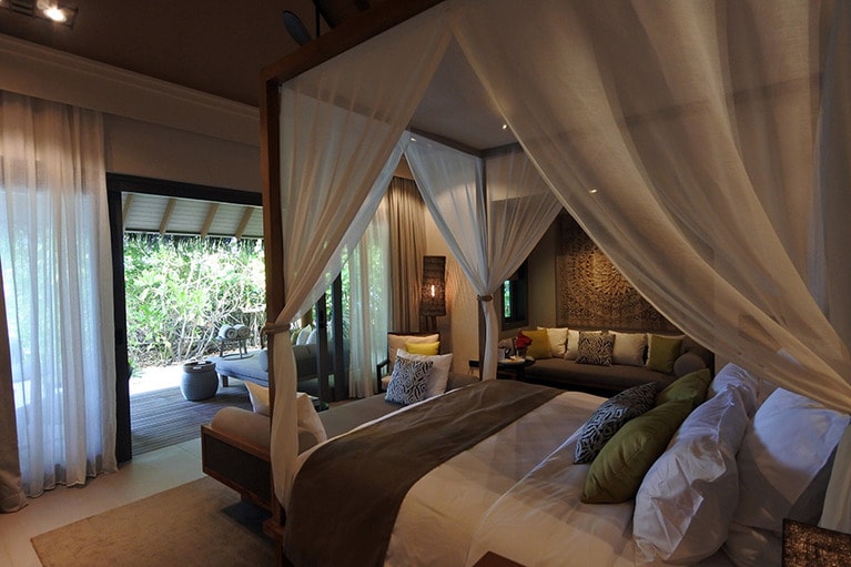 モスクのモチーフを使ったカービングの装飾がアクセントになった客室。