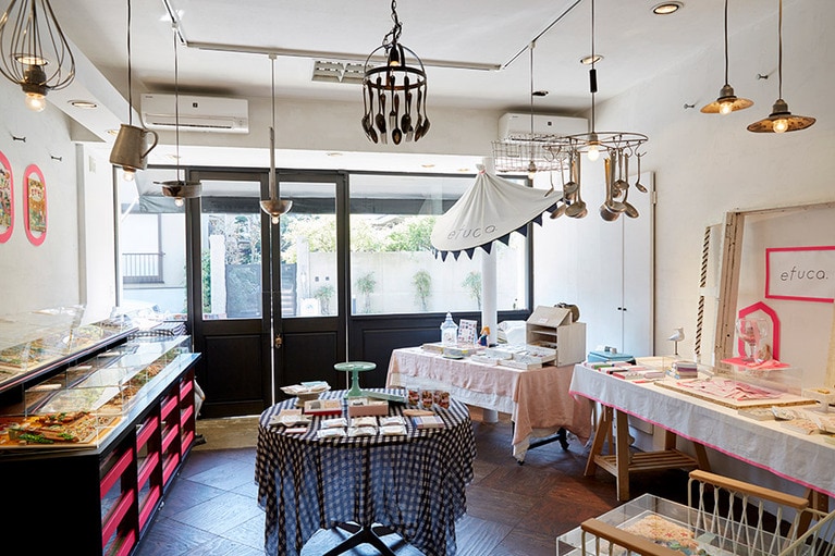 店内。奥から道路側を見たところ。