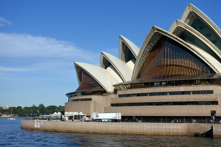 洋上からオペラハウスもすぐそばに眺めることができます。