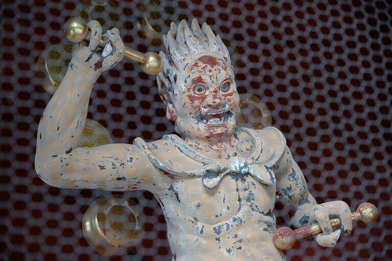 山門の外側には阿吽の仁王像、内側には風神・雷神像が安置されている。