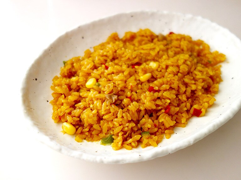 たとえばこれ、冷凍食品のドライカレーをチンしたもの。このままでもじゅうぶんおいしいけれど、1食としてはもうちょい野菜がほしい。