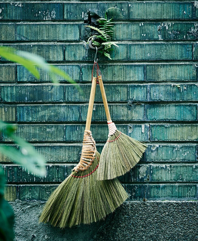 台湾の手づくりほうき 左から：大 290元 L55×W35㎝、小 270元 L36×W24㎝