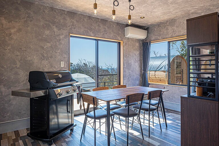 各棟に専用の食事棟、サニタリールームを完備。冷暖房も備え、オールシーズン快適に滞在できる。