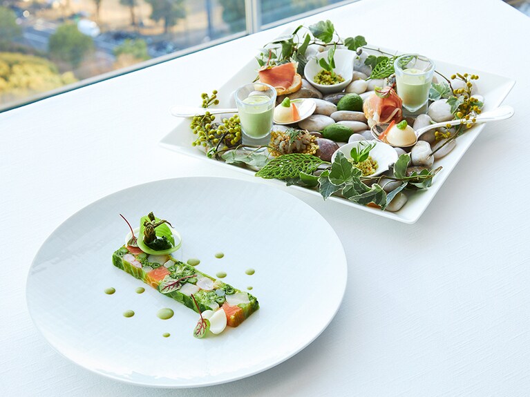 写真手前「オードブルプレート」、写真奥「セイボリープレート」のイメージ。