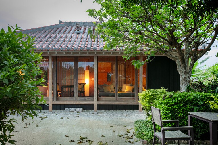 星のや竹富島の客室は、全室庭付きの独立した民家スタイル。まるで島の集落に逗留するかのような特別な時間を演出します。