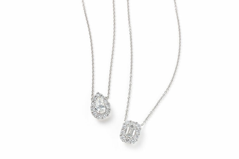 「アイコン」ペンダント（WG×DIA）右 830,000円　左 864,000円／ともにグラフ（グラフダイヤモンズジャパン）