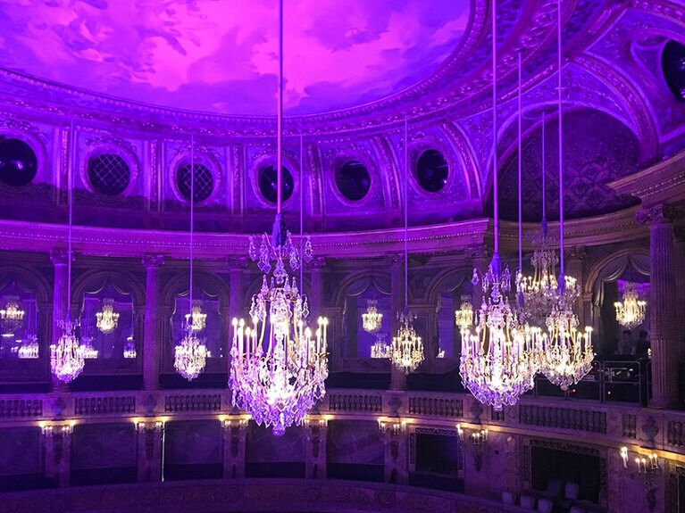 建築家は、アンジュ=ジャック・ガブリエル。ルイ15世より依頼を受け、1668年に工事を開始、1770年に完成させた。王太子夫妻が観劇したロイヤルシートも残っている。